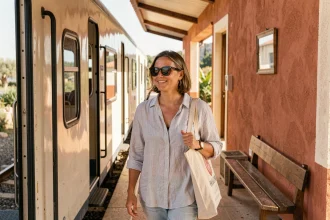 Femme descendant d'un train régional à la gare de Cassis avec un sac en toile, ambiance estivale et détente