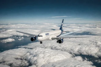 Avion long-courrier en vol au-dessus des nuages sur la route Réunion-Paris