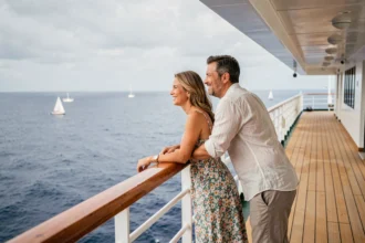Couple de voyageurs profitant d'une croisière en mer sur le pont d'un grand navire de croisière