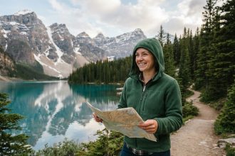 Jeune femme souriante au lac turquoise de Banff