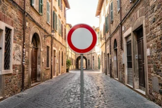 Panneau rond à bord rouge à l'entrée d'un centre historique italien