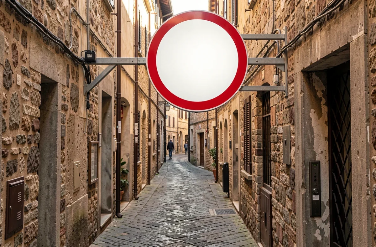 Panneau rond à bord rouge à l'entrée d'une rue de centre historique italien